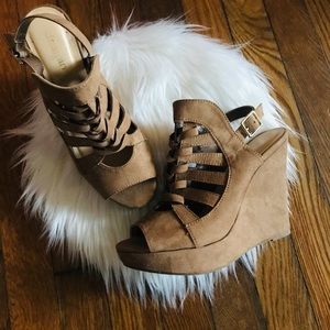 Jasmin key camel wedges